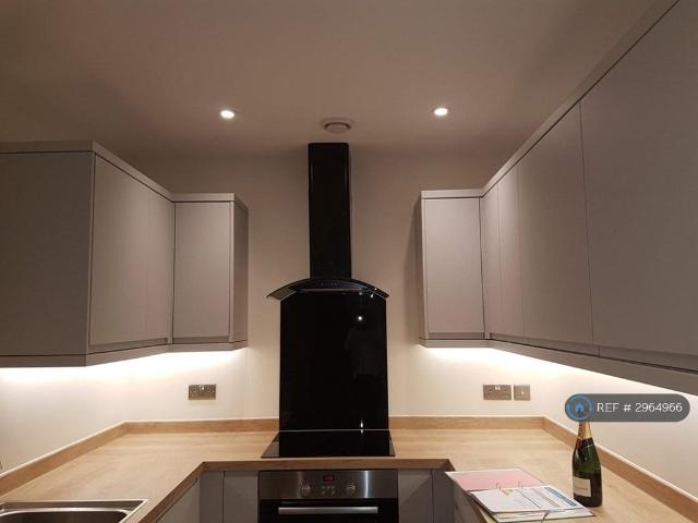 London Street, Basingstoke, RG21 2 bed flat to rent £1,650 pcm £381 pw