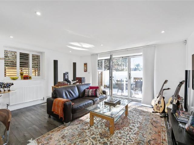 London Street, Chertsey, KT16 flat to rent
