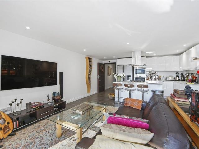 London Street, Chertsey, KT16 flat to rent