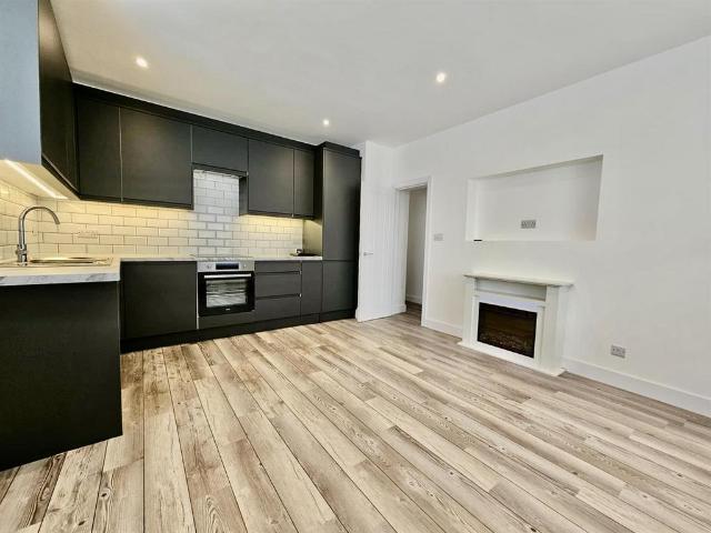 London Street, Worthing 2 bed flat to rent £1,450 pcm £335 pw