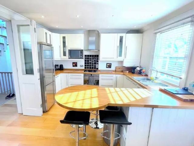 London, SW5 9EZ, United Kingdom | 2 bed apartment for rent #147356477 | Rentberry