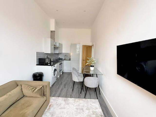 London, SW5 9QG, United Kingdom | 3 bed apartment for rent #165857896 | Rentberry