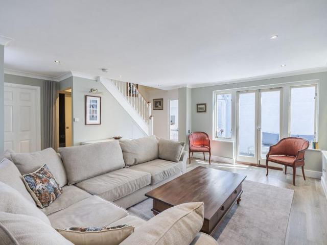 London SW6 2 bed mews to rent £6,067 pcm £1,400 pw