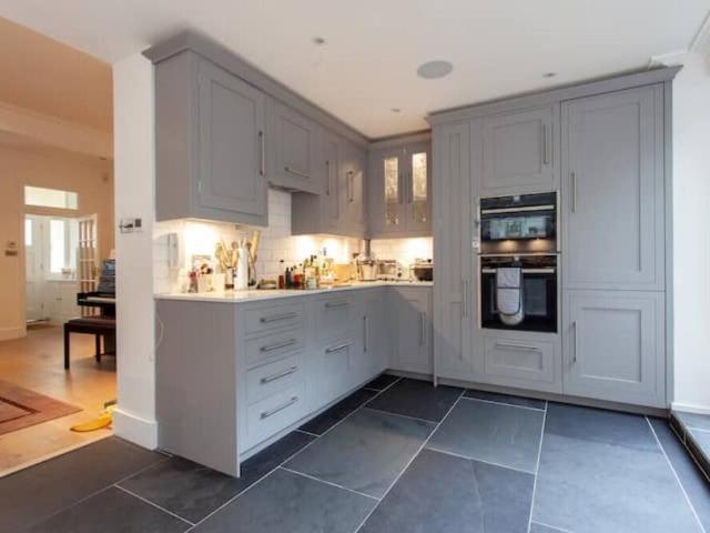 London, SW6 4DX, United Kingdom | 4 bed house for rent #97207790 | Rentberry