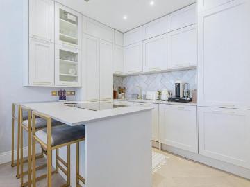 London SW7 2 bed flat to rent £5,000 pcm £1,154 pw