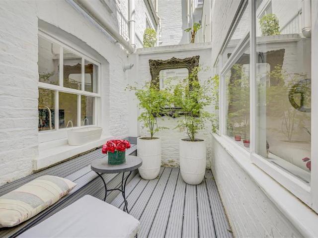 London SW7 2 bed flat to rent £5,000 pcm £1,154 pw