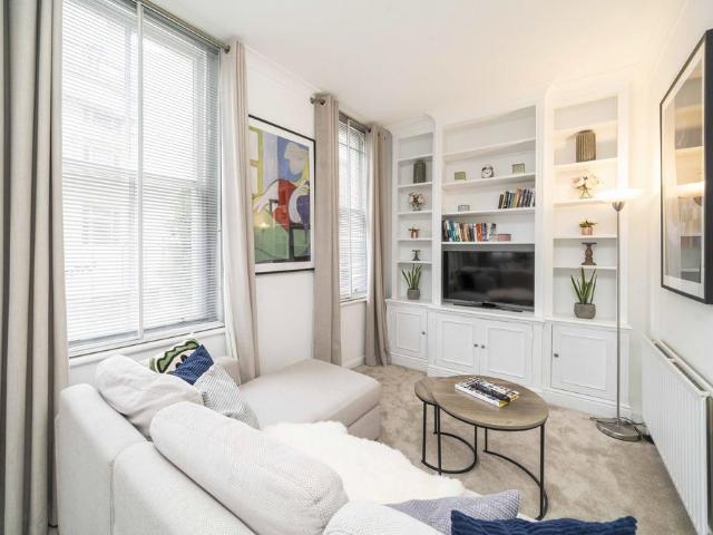 London SW10 1 bed apartment to rent £3,012 pcm £695 pw