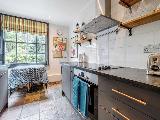 London, SW11 5AG, United Kingdom | 3 bed apartment for rent #147241350 | Rentberry