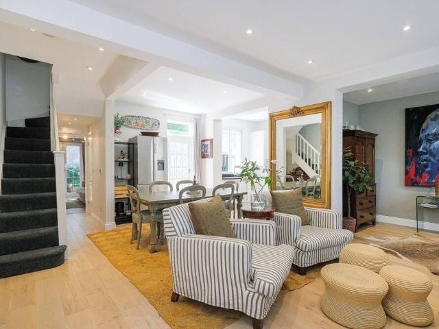 London, SW11 3LY, United Kingdom | 3 bed townhouse for rent #130029710 | Rentberry