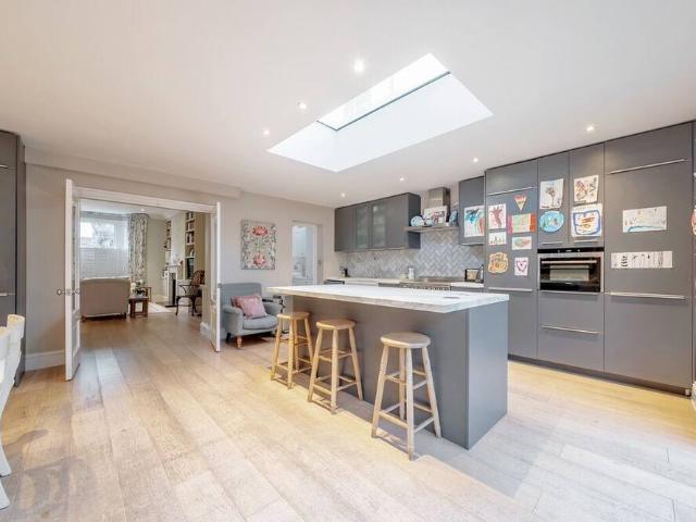 London, SW11 3NZ, United Kingdom | 4 bed house for rent #121474136 | Rentberry