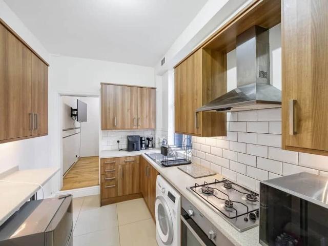 London, SW12 0HR, United Kingdom | 4 bed house for rent #168875018 | Rentberry