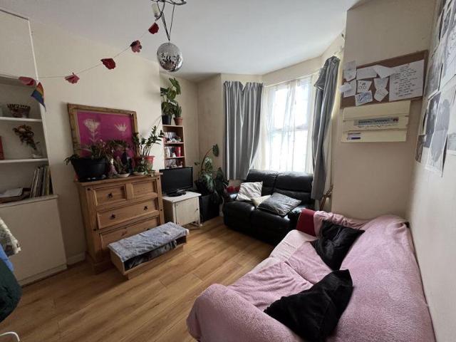 London SW17 4 bed property to rent £4,000 pcm £923 pw
