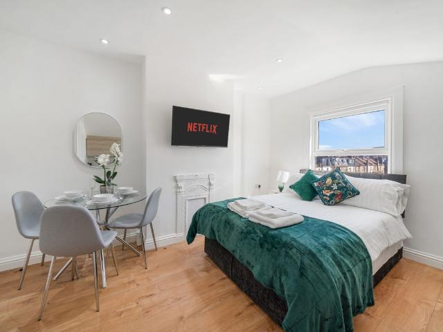 London SW17, 1 bed flat to rent, £1,800 pcm | PrimeLocation