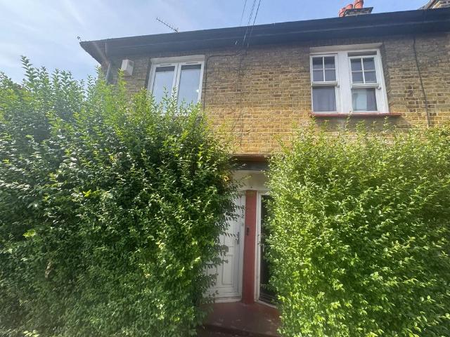 London SW17 2 bed terraced house to rent £2,250 pcm £519 pw