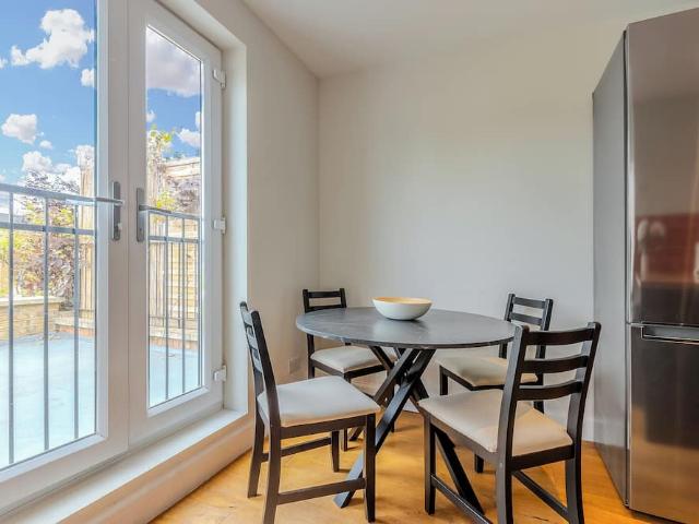 London, SW18 5DD, United Kingdom | 3 bed apartment for rent #165044869 | Rentberry