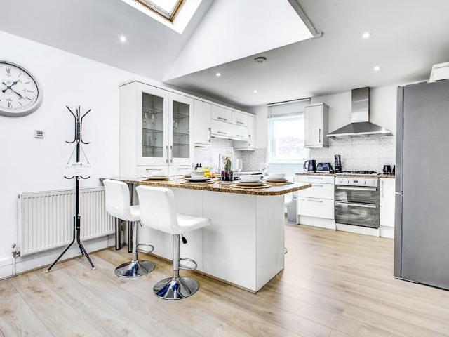 London, SW19 4EJ, United Kingdom | 3 bed house for rent #150238236 | Rentberry
