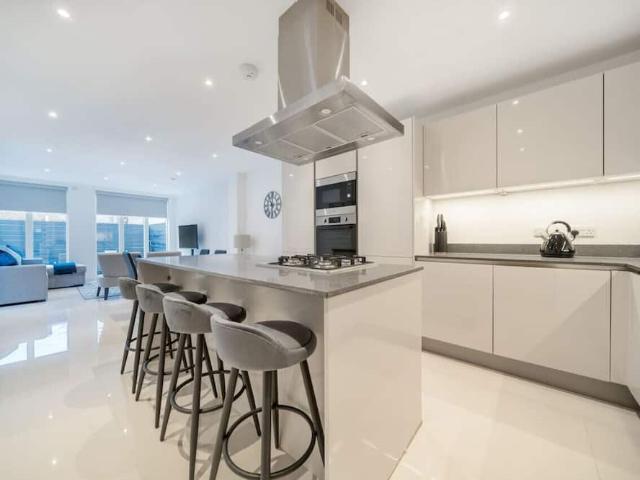 London, SW19 4HD, United Kingdom | 4 bed apartment for rent #121954041 | Rentberry
