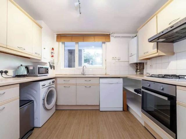 London, SW19 6JN, United Kingdom | 3 bed apartment for rent #168044386 | Rentberry