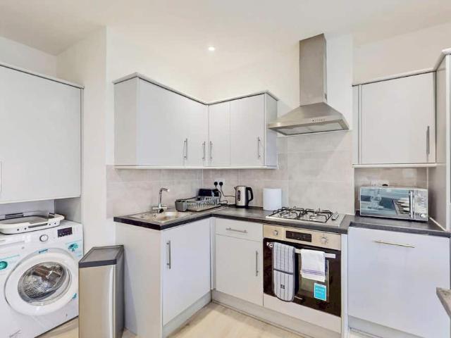 London, SW19 7LJ, United Kingdom | 3 bed apartment for rent #147718134 | Rentberry