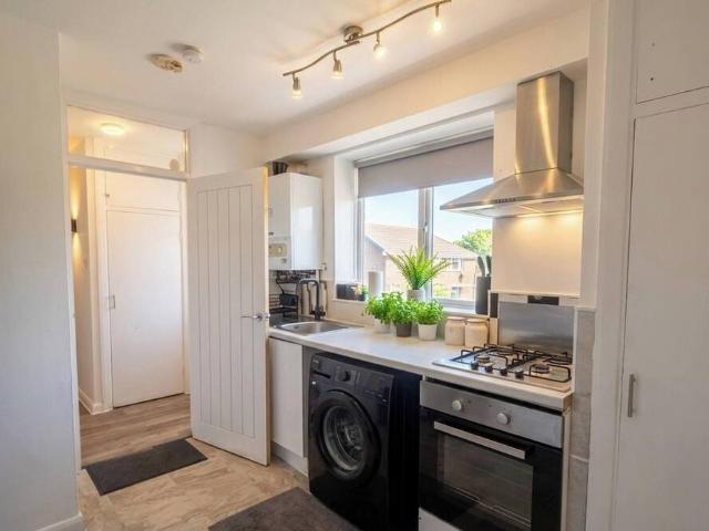 London, SW19 8SU, United Kingdom | 3 bed apartment for rent #170790334 | Rentberry