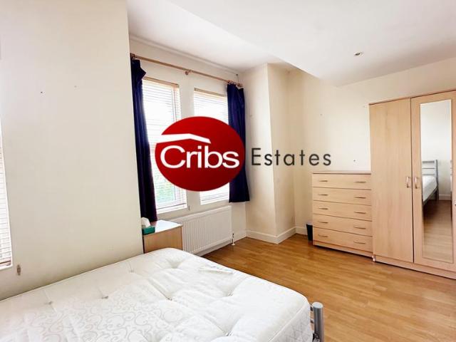 London, SW19 1 bed in a flat share to rent £1,045 pcm £241 pw