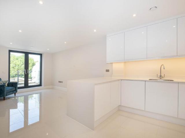 London SW19 2 bed apartment to rent £2,900 pcm £669 pw