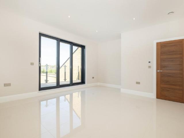 London SW19 2 bed apartment to rent £3,250 pcm £750 pw