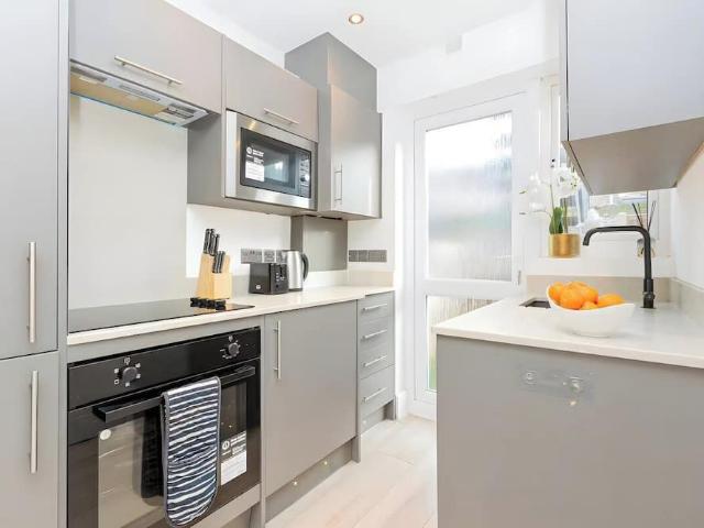 London, SW19 2AP, United Kingdom | 2 bed apartment for rent #171073579 | Rentberry