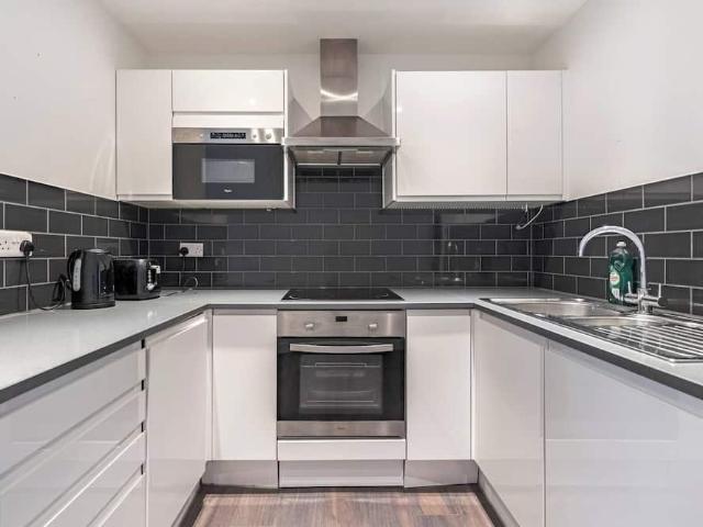 London, SW19 2FF, United Kingdom | 2 bed apartment for rent #170782550 | Rentberry
