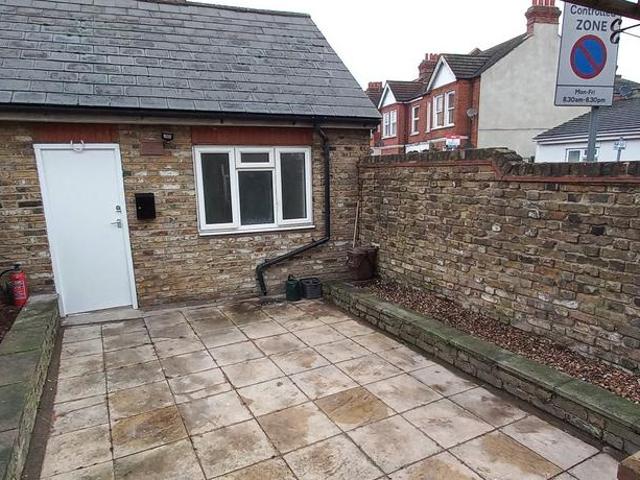 London SW19 Studio to rent £1,275 pcm £294 pw