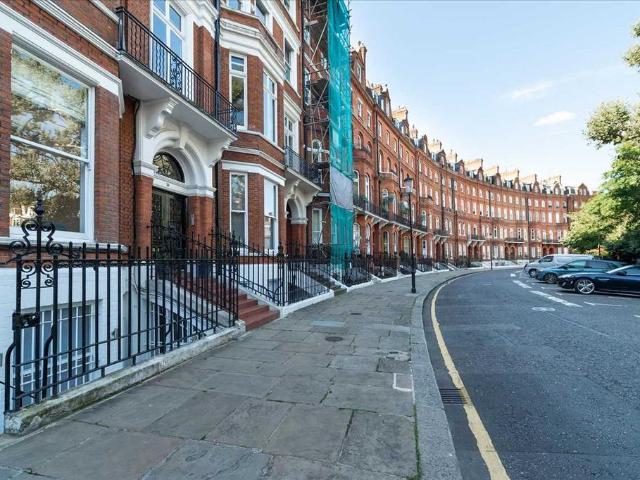 London SW1X 2 bed apartment to rent £3,575 pcm £825 pw