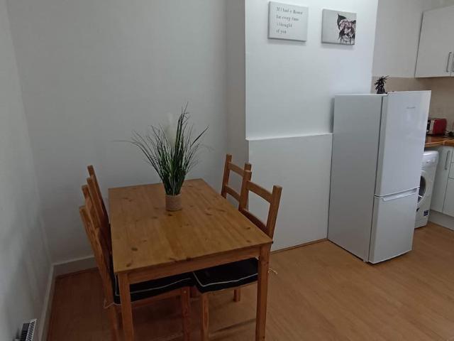 London, SW20 8JS, United Kingdom | 2 bed apartment for rent #103797577 | Rentberry