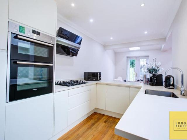 London, SW20 8NW, United Kingdom | 4 bed house for rent #116337857 | Rentberry