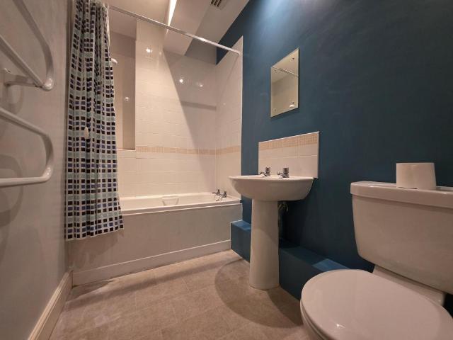 London Place, Wolverhampton, WV3 1 bed flat to rent £800 pcm £185 pw