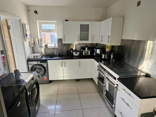 London, RM6 6DD, United Kingdom | 5 bed house for rent #175987473 | Rentberry