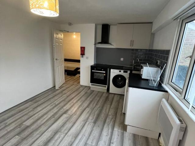 London RM3, 2 bed flat to rent, £1,550 pcm | PrimeLocation