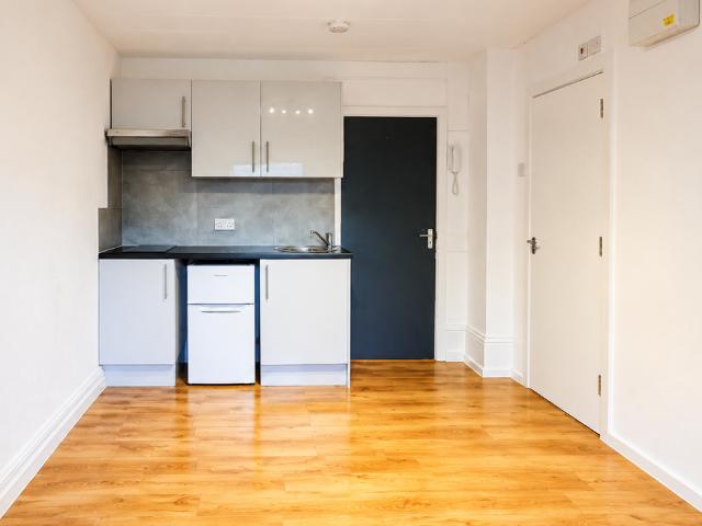 London Road, Thornton Heath CR7, Studio to rent, £950 pcm | PrimeLocation