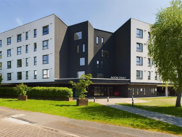 London Road, Town Centre RH10, Studio to rent, £1,000 pcm | PrimeLocation