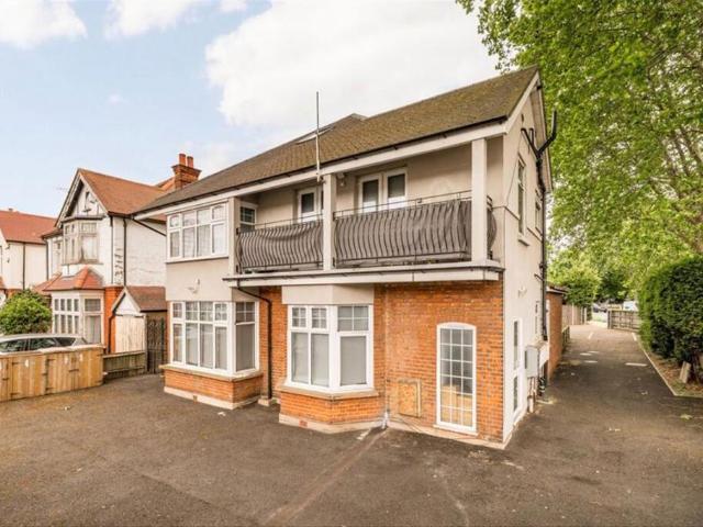 London Road, Twickenham TW1 2 bed flat to rent £2,495 pcm £576 pw