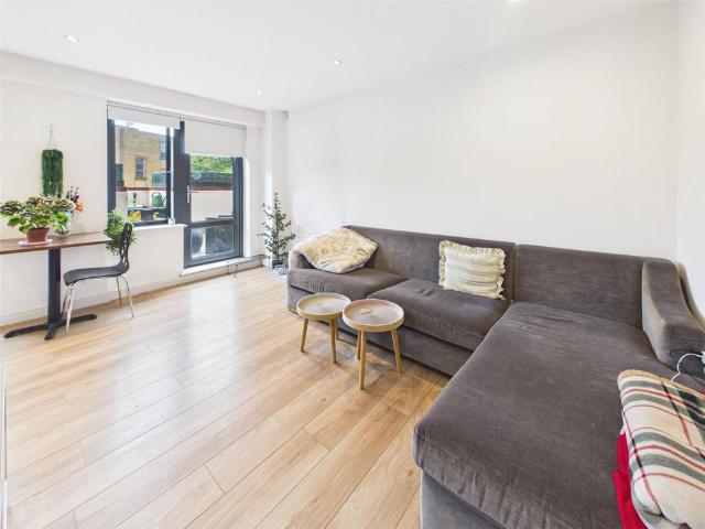 London Road, Twickenham 2 bed apartment to rent £2,100 pcm £485 pw
