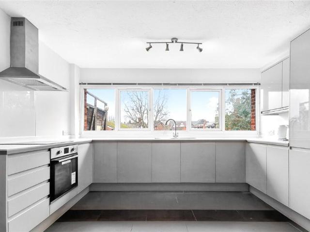 London Road, Twyford, Reading. 2 bed apartment to rent £1,350 pcm £312 pw