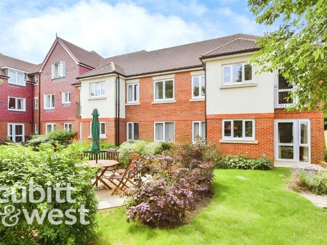 London Road, Waterlooville PO7, 2 bed flat to rent, £1,200 pcm | PrimeLocation