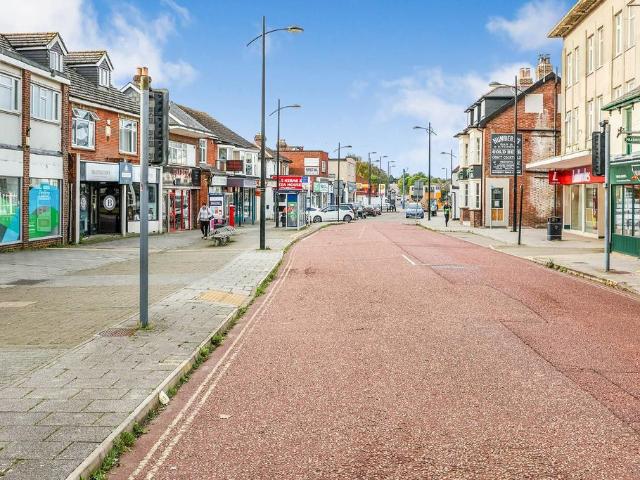 London Road, Waterlooville. 2 bed flat to rent £1,250 pcm £288 pw