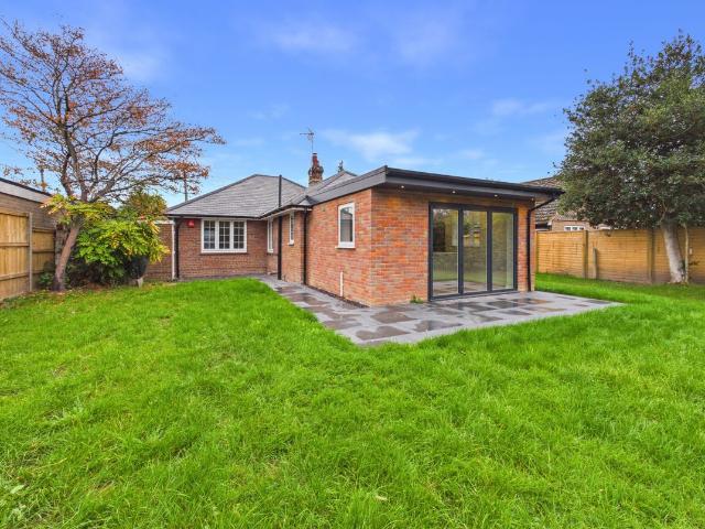 London Road, Wendover, Buckinghamshire HP22, 3 bed detached bungalow to rent, £2,250 pcm | PrimeLocation