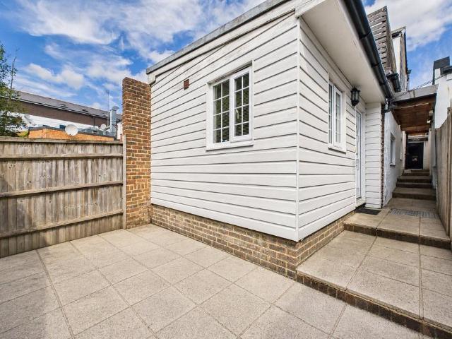 London Road, West Sussex RH19 1 bed apartment to rent £1,100 pcm £254 pw