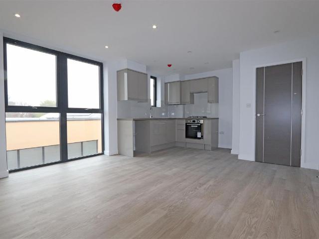 London Road, Westcliff On Sea SS0, 2 bed flat to rent, £1,300 pcm | PrimeLocation