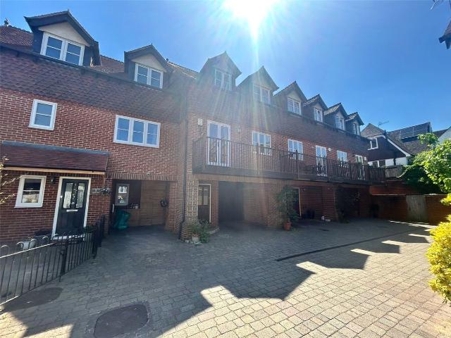London Road, Westerham, Kent TN16, 3 bed terraced house to rent, £2,250 pcm | PrimeLocation
