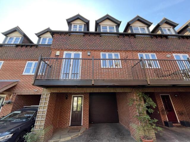London Road, Westerham, Kent, TN16 3 bed terraced house to rent £2,250 pcm £519 pw