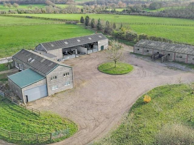 London Road, Whitchurch, RG28 2 bed equestrian property to rent £5,000 pcm £1,154 pw