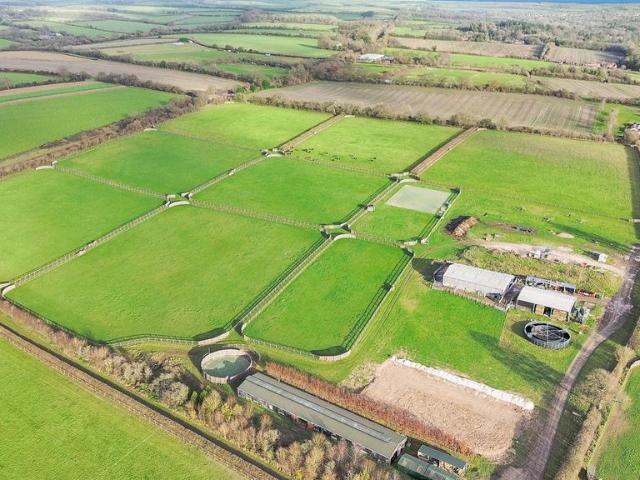 London Road, Whitchurch, RG28 2 bed equestrian property to rent £5,000 pcm £1,154 pw